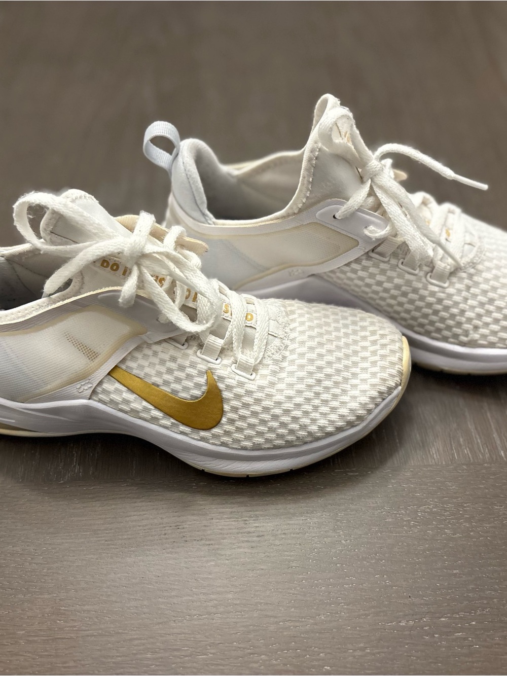 Nike Air Bella TR 2 White & Metallic Gold Sneakers Women’s 6.5